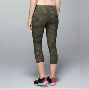 Lululemon Run Inspire Crop II Camo Fatigue Leggings SZ 6